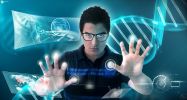 Une personne portant des lunettes dans un environnement futuriste. Ses doigts permettent d’afficher des données autour de lui comme si l’air agissait comme un écran. On peut notamment y voir la molécule d’ADN, une empreinte digitale et la carte du monde avec des cibles.